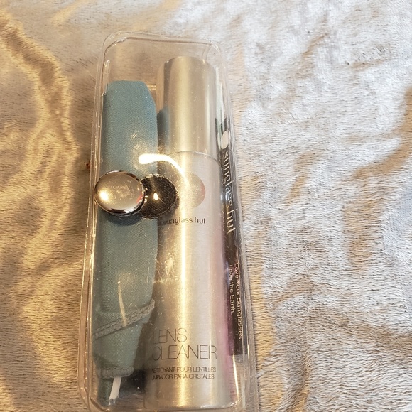 Sunglass Hut Refillable Lens Cleaner Kit - Picture 2 of 2